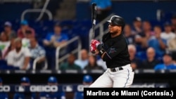 Foto de archivo del venezolano Luis Arráez al tomar su turno ofensivo en el juego del pasado 7 de junio en el LoanDepot Park de Miami.