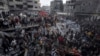 Palestinos observan la destrucción después de un ataque israelí en Rafah, Gaza, el 20 de diciembre de 2023. La guerra entre Israel y Hamas cumple 75 días mientras Consejo de Seguridad de la ONU pospuso votación sobre una resolución para aumentar la ayuda humanitaria a Gaza.