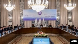 FILE - Menteri Luar Negeri Afghanistan, Amir Khan Muttaqi (tengah) dalam konferensi utusan khusus dari berbagai negara bertajuk 'Inisiatif Kerja Sama Regional Afghanistan' di Kementerian Luar Negeri di Kabul, 29 Januari 2024. (Wakil KOHSAR / AFP)