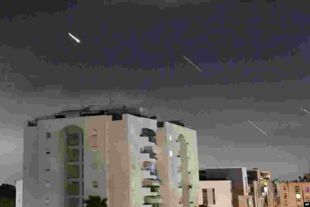 ប្រព័ន្ធការពារដែនអាកាស Iron Dome របស់អ៊ីស្រាអែលបាញ់កម្ទេចមីស៊ីលដែលបាញ់ចេញពីអ៊ីរ៉ង់ នៅអ៊ីស្រាអែលភាគកណ្តាលនៅថ្ងៃទី១៤ ខែមេសា ឆ្នាំ២០២៤។ យោធាអ៊ីស្រាអែលថា អ៊ីរ៉ង់បានបាញ់ដ្រូនដឹកគ្រាប់បែកជាង១០០គ្រឿងសំដៅទៅកាន់អ៊ីស្រាអែល។ ប៉ុន្មានម៉ោងក្រោយមក អ៊ីរ៉ង់បានប្រកាសថាខ្លួនក៏បានបាញ់កាំជ្រួចមីស៊ីលកម្ទេចវិញជាច្រើនគ្រាប់ផងដែរ។ (AP Photo/Tomer Neuberg)