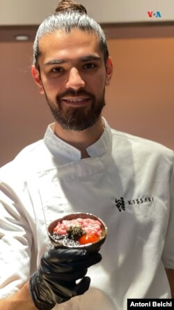 A pesar de la barrera del idioma y su juventud (17 años), Gaona trabajó en la cocina desde el principio, agradeciendo la oportunidad de aprender y progresar.