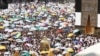 Jemaah haji dari berbagai negara mengatasi suhu panas yang menyengat ketika melakukan ibadah haji tahunan di Masjidil Haram, Mekkah, Arab Saudi Kamis (28/6). 