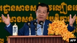 នាយករដ្ឋមន្ត្រីកម្ពុជា លោក ហ៊ុន សែន ថ្លែងនៅក្នុងពិធីសម្ពោធបើកដំណើរការនៃការដ្ឋានសាងសង់ផ្លូវល្បឿនលឿន​ចម្ងាយ ១៣៥គីឡូម៉ែត្រ ពីរាជធានីភ្នំពេញ ទៅក្រុងបាវិតនៃខេត្តស្វាយរៀង កាលពីថ្ងៃទី ៧ ខែមិថុនា ឆ្នាំ ២០២៣។ 
