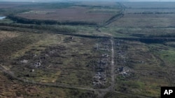 Rumah-rumah yang hancur akibat pertempuran antara angkatan bersenjata Rusia dan Ukraina di Andriivka, wilayah Donetsk, Ukraina, 6 September 2023. (AP/Evgeniy Maloletka)