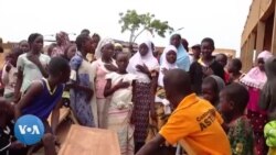 Une enseignante burkinabè déplacée continue d'enseigner dans un camp