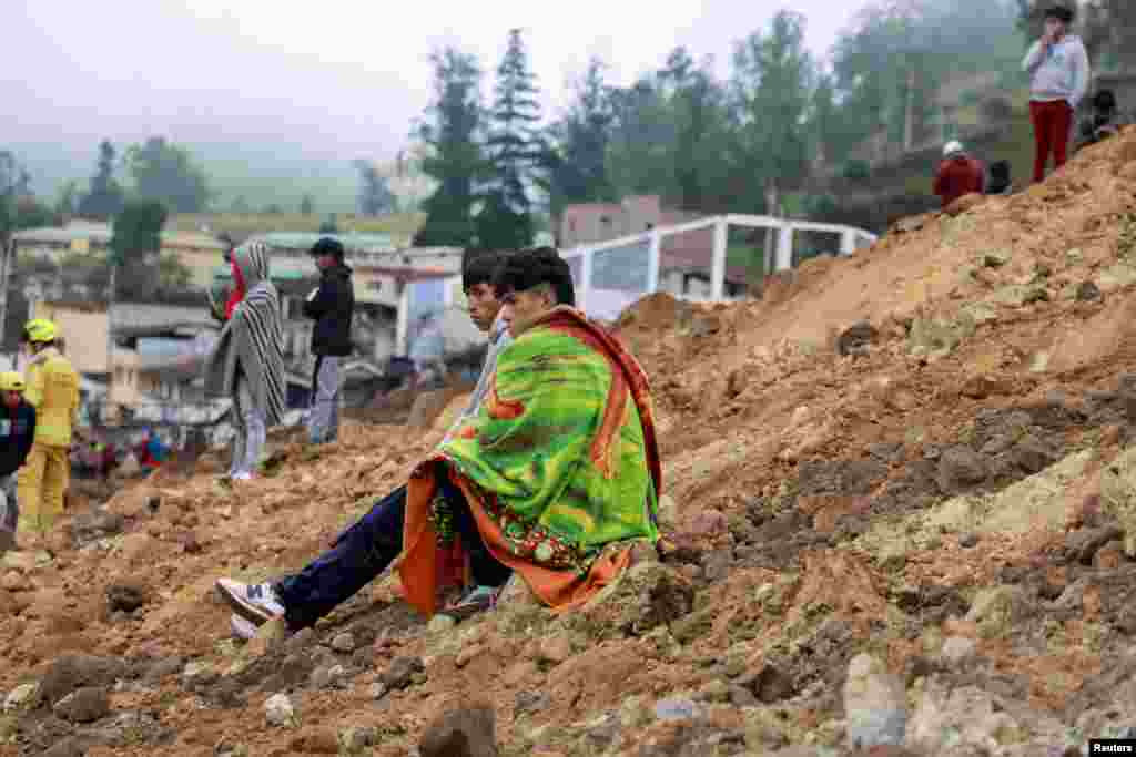 Las fuertes lluvias que han azotado a Ecuador han destruido vías, puentes e infraestructura tanto pública como privada. 