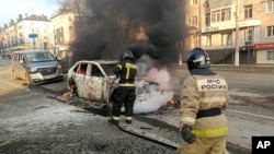 Na ovoj slici iz videa koji je objavio Telegram kanal Ministarstva za vanredne situacije Rusije, 30. decembra 2023., vatrogasci odgovaraju na zapaljene automobile nakon granatiranja u Belgorodu u Rusiji.