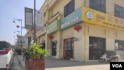 မြဝတီ၊ ရွှေကုက္ကိုလ်မြို့သစ်မှာ တရုတ်-မြန်မာ နှစ်ဘာသာနဲ့ရေးထားတဲ့ တရုတ်စားသောက်ဆိုင်တွေကိုတွေ့ရစဥ်။ (VOA Burmese)