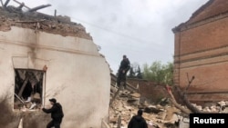 Oficiales de policía trabajan en un sitio de un museo local gravemente dañado por un ataque con misiles rusos en la ciudad de Kupiansk, región de Kharkiv, el 25 de abril de 2023. (Servicio de prensa de la Policía Nacional de Ucrania en la región de Kharkiv/Folleto a través de Reuters)