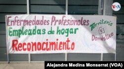 Una pancarta muestra un mensaje de reivindicación de las trabajadoras domésticas, integrantes del colectivo "Territorio Doméstico", durante la celebración del Día Internacional de las Trabajadoras del Hogar y Cuidados, en Madrid, España, el 30 de marzo de 2023. [Foto: Alejandra Medina Monserrat, VOA]