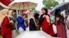 Sejumlah pemilih perempuan menunggu giliran mencoblos di sebuah tempat pemungutan suara di Bogor, Jawa Barat, Rabu, 14 Februari 2024. (Foto: Kim Kyung-Hoon/Reuters)