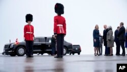 El presidente Joe Biden habla con Kirsten Hillman, embajadora de Canadá en Estados Unidos, de azul a la izquierda, y la gobernadora general de Canadá, Mary Simon, segunda desde la derecha, cuando Biden llega al Aeropuerto Internacional de Ottawa, el jueves 23 de marzo de 2023, en Ottawa. Canadá. (Foto AP/Andrew Harnik)