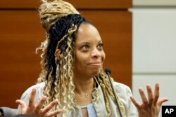 Philana Holmes bersaksi di Gedung Pengadilan Broward County di Fort Lauderdale, Florida, Selasa, 18 Juli 2023. (Amy Beth Bennett/South Florida Sun-Sentinel via AP, Pool)