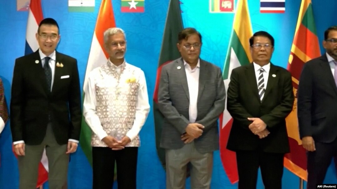 အိန္ဒိယနိုင်ငံ နယူးဒေလီမြို့မှာကျင်းပတဲ့ မြန်မာအပါအဝင် ဘင်္ဂလားပင်လယ်အော်ဒေသနိုင်ငံများ နည်းပညာနဲ့ စီးပွားရေး ပူးပေါင်းဆောင်ရွက်မှု BIMSTEC အဖွဲ့ အစည်းအဝေးကိုတက်ရောက်လာ မြန်မာစစ်ကောင်စီနိုင်ငံခြားရေးဝန်ကြီး ဦးသန်းဆွေ (ယာ-အစွန်) (ဇူလိုင် ၁၂၊ ၂၀၂၄))