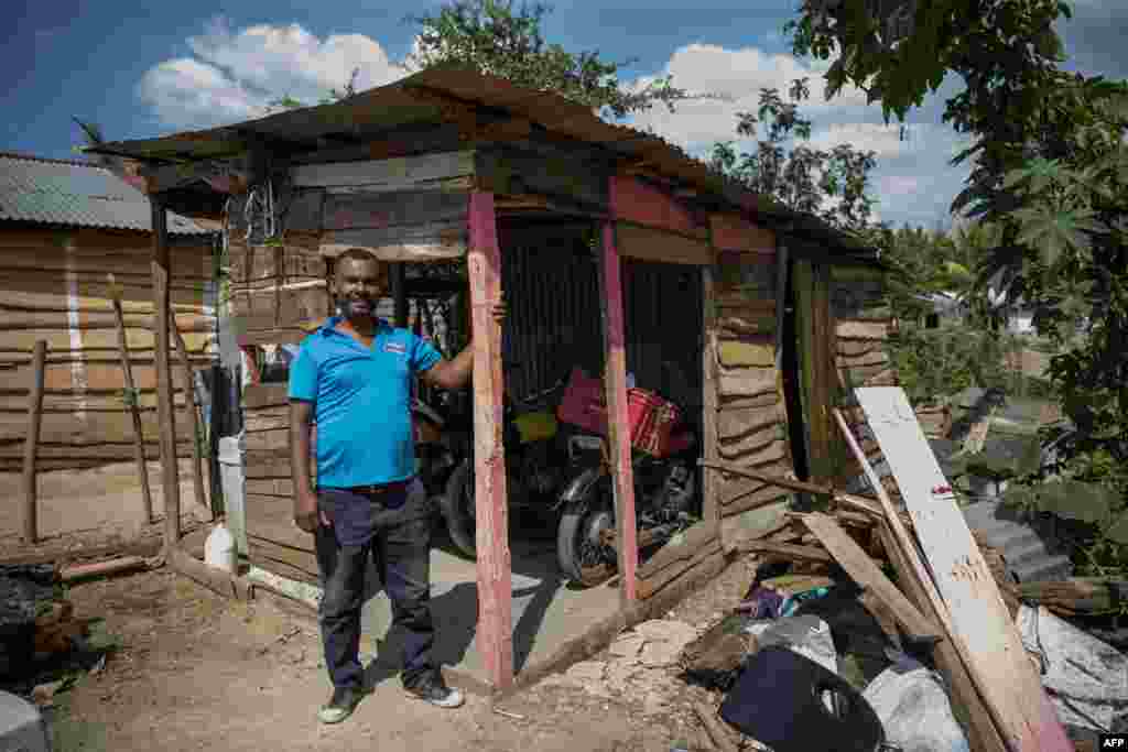 Leocadio Guzmán es el dueño de una de las casas demolidas para la construcción del muro. Ahora, un tablón en el suelo marcado con "MF 011-5" le recuerda el lugar donde estuvo.