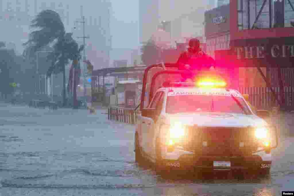 La Guardia Nacional recorre una calle anegada durante los intensos vientos y lluvias provocados por el huracán Beryl en la localidad mexicana de Cancún. 