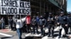 Sejumlah polisi berjaga di pintu masuk Universitas Columbia di New York saat protes pro-Palestina berlangsung di kampus tersebut pada 22 April 2024. (Foto: AFP/Charly Triballeau)