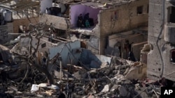 Palestinos observan la destrucción después de un ataque israelí contra edificios residenciales y una mezquita en Rafah, Franja de Gaza, el 22 de febrero de 2024.