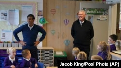 FILE — Britain's Prime Minister Rishi Sunak, left, and Member of Parliament Ashfield Lee Anderson visit Woodland View Primary School in Sutton-in-Ashfield, Nottinghamshire, England, Jan. 4, 2024.