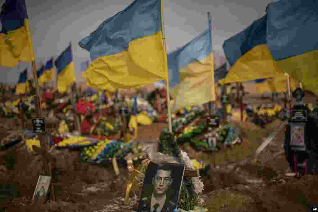 La imagen de un soldado ucraniano, en su tumba en la sección conocida como Callejón de la Gloria del cementerio de Járkov, Ucrania, el 24 de febrero de 2023. (AP Foto/Vadim Ghirda). La guerra ha cobrado la vida de más de 10.000 civiles y dejó a casi 20.000 heridos, según Naciones Unidas. 