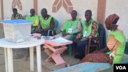 Le bureau de vote situé dans la commune du 6e arrondissement de la ville de N'Djaména (VOA Afrique/André Kodmadjingar). 