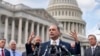El representante republicano Bob Good y miembros del Freedom Caucus de la Cámara de Representantes en un acto en el exterior del Capitolio en Washington, DC, el 12 de septiembre de 2023..