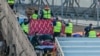 Petugas penyelamat membantu para migran yang dibawa ke darat, setelah sebuah kapal yang membawa migran dari Prancis tenggelam di Selat Inggris, di Dover, Inggris (foto: dok). 