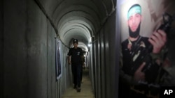 Palestinac šeta kroz tunele Hamasa ispod grada Gaze, fotografija iz 2016. (Foto: AP/Adel Hana)