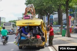 ប្រជាពលរដ្ឋកម្ពុជាធ្វើដំណើរតាមមធ្យោបាយផ្សេងៗគ្នាទៅស្រុកកំណើត ដើម្បីចូលរួមការបោះឆ្នោតនាថ្ងៃអាទិត្យខាងមុខ ក្នុងរាជធានីភ្នំពេញ ថ្ងៃទី២២ ខែកក្កដា ឆ្នាំ២០២៣។ (ហាន ណូយ/វីអូអេ)