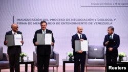 Jorge Rodríguez, presidente de la Asamblea Nacional de Venezuela, el entonces canciller de México Marcelo Ebrard, Dag Nylander, por Noruega y Gerardo Blyde Pérez, por la oposición de Venezuela, en una reunión para buscar consenso, en Ciudad de México, el 13 de agosto de 2021. 