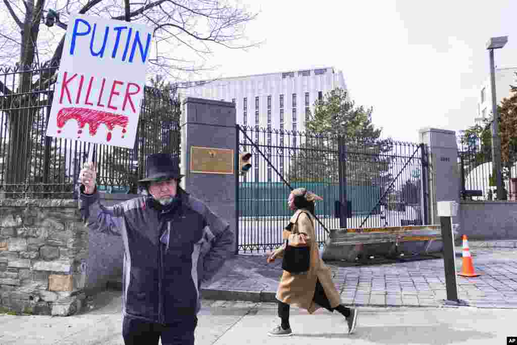 "Putin je ubica", poruka ispred ambasade Rusije u Vašingtonu (Foto: AP/Manuel Balce Ceneta)