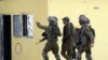 Soldados de las Fuerzas de Defensa de Israel caminan por Little Gaza, una zona de entrenamiento que &quot;simula muy bien una ciudad árabe, en concreto Gaza&rdquo;, según las fuerzas israelíes.&nbsp;<br />
&nbsp;