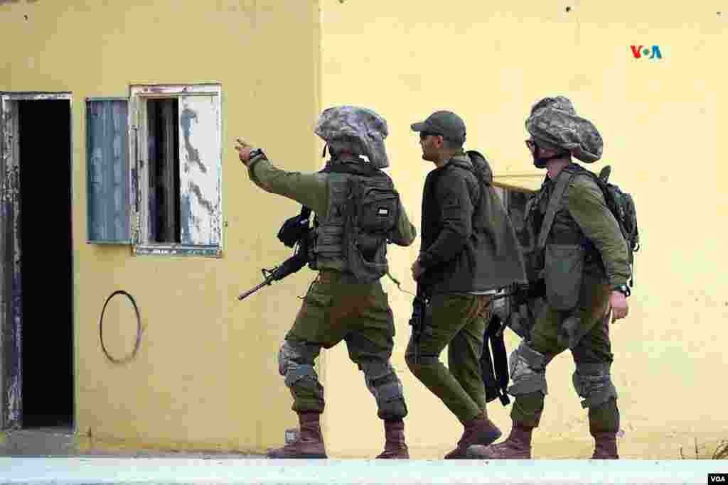 Soldados de las Fuerzas de Defensa de Israel caminan por Little Gaza, una zona de entrenamiento que "simula muy bien una ciudad árabe, en concreto Gaza”, según las fuerzas israelíes. 