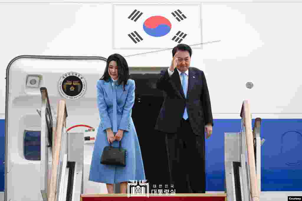 윤석열(오른쪽) 한국 대통령과 부인 김건희 여사가 24일 성남 서울공항에서 5박 7일 미국 국빈 방문을 위해 공군 1호기에 오르며 인사하고 있다. (한국 대통령실 제공)