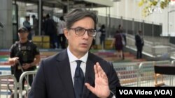 Претседателот на С. Македонија, Стево Пендаровски, пред седиштето на Обединетите нации во Њујорк, говори во интервју за Гласот на Америка (22 септември, 2023 година)