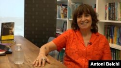 Rosa Montero durante su entrevista con la Voz de América en Miami, Florida.