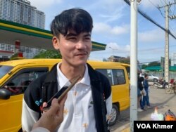 លោក ផៃ ផាត់ ពលរដ្ឋខេត្តព្រៃវែង ផ្តល់បទសម្ភាសន៍ឱ្យវីអូអេ មុនពេលចេញដំណើរទៅស្រុកកំណើត ដើម្បីចូលរួមការបោះឆ្នោតជាតិ រាជធានីភ្នំពេញ ថ្ងៃទី២២ ខែកក្កដា ឆ្នាំ២០២៣។ (ហាន ណូយ/វីអូអេ)