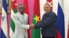 Le Premier ministre burkinabè Apollinaire Kyelem de Tambela (à gauche) à son arrivée au Nicaragua.