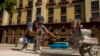 Takechy Hernández, quien trabaja para el contratista privado Watt Electric, pule el piso del Paseo del Prado en La Habana, Cuba, el miércoles 26 de enero de 2022.