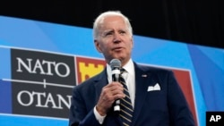 រូបឯកសារ៖ ប្រធានាធិបតី Joe Biden ថ្លែងនៅក្នុងសន្និសីទការសែតមួយនៅថ្ងៃចុងក្រោយនៃកិច្ចប្រជុំកំពូលអូតង់នៅទីក្រុង Madrid កាលពីថ្ងៃទី៣០ មិថុនា ឆ្នាំ២០២២។