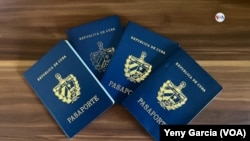 Cuatro pasaportes cubanos pueden verse sobre una mesa, en una imagen tomada en Miami, EEUU, el 29 de junio de 2023.