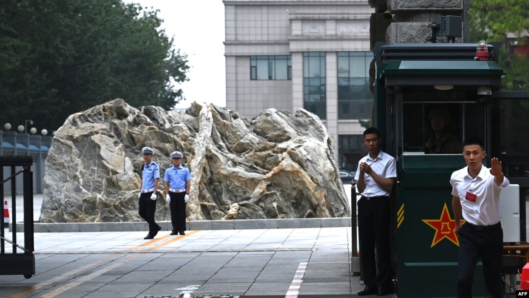 中國保安人員在舉行中共三中全會的京西賓館外執勤。 (2024年7月15日)