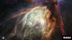 Imagen difundida por la NASA y obtenida con el telescopio James Webb donde se ve el nacimiento de un grupo de estrellas.