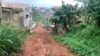 Le mauvais état de l’une des voies d’accès du quartier Elig Edou, à Yaoundé le 26 juin 2024 (Emmanuel Jules Ntap / VOA)