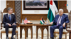 El secretario de Estado estadounidense, Antony Blinken (izq.), se reunió con el presidente palestino Mahmud Abbas en el recinto presidencial palestino Muqataa en la ciudad de Ramallah, en Cisjordania, el 5 de noviembre de 2023.