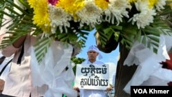 លោក ថុន រដ្ឋា សកម្មជន​ចលនា​មាតា​ធម្មជាតិ​កាន់​បដា​ហែ​នៅ​ថ្ងៃទី​២ ខែកក្កដា ឆ្នាំ២០២៤។ (កាន់ វិច្ឆិកា/វីអូអេ)