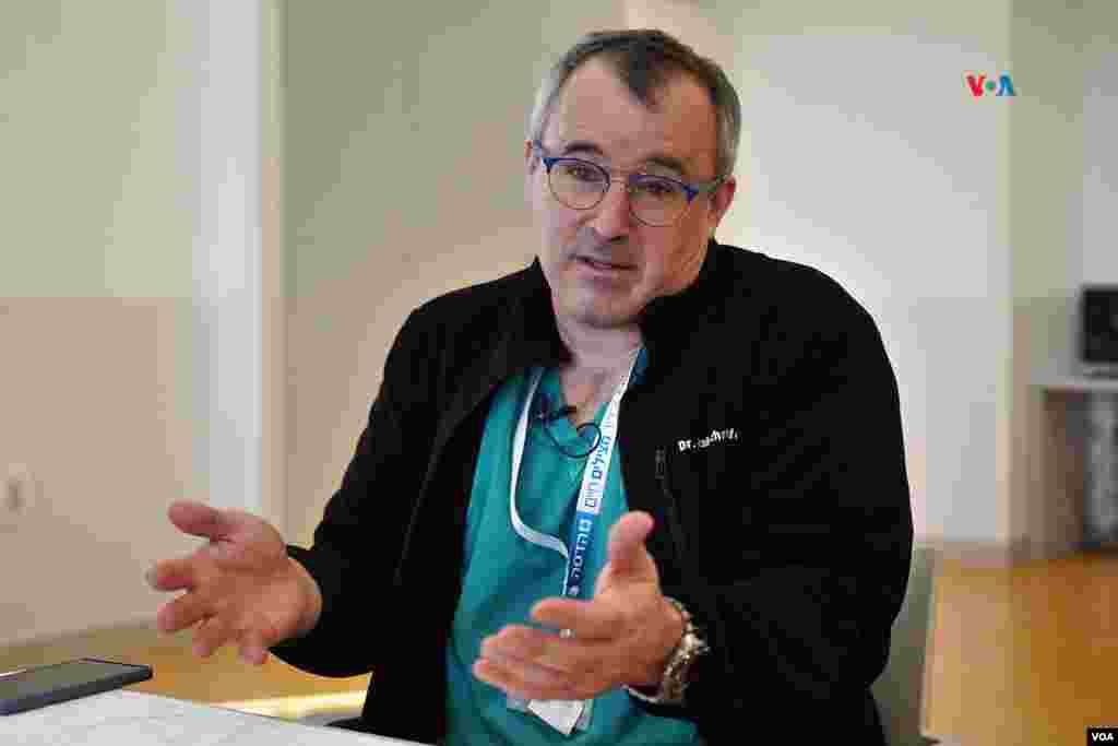 El doctor Josh Shroeded, jefe del Departamento de Médula Espinal, apuesta por la cirugía robótica y por la aplicación del 3D con fines quirúrgicos.