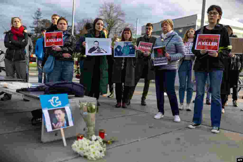 Demonstranti drže papire sa porukama "Putin je ubica" ispred sedišta Ujedinjenih naciija u Ženevi (Foto: PIERRE ALBOUY / AFP)