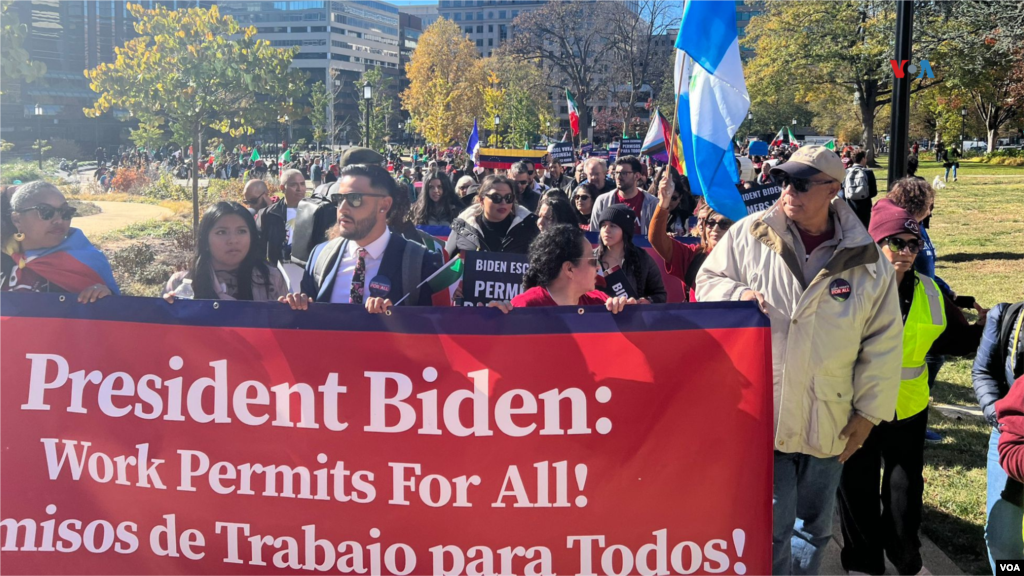 Cerca del mediodía, la multitud comenzó a marchar hacia la Casa Blanca coreando “Biden escucha, estamos en la lucha”. El grupo es conformado por miembros de la sociedad civil, activistas e inmigrantes indocumentados.