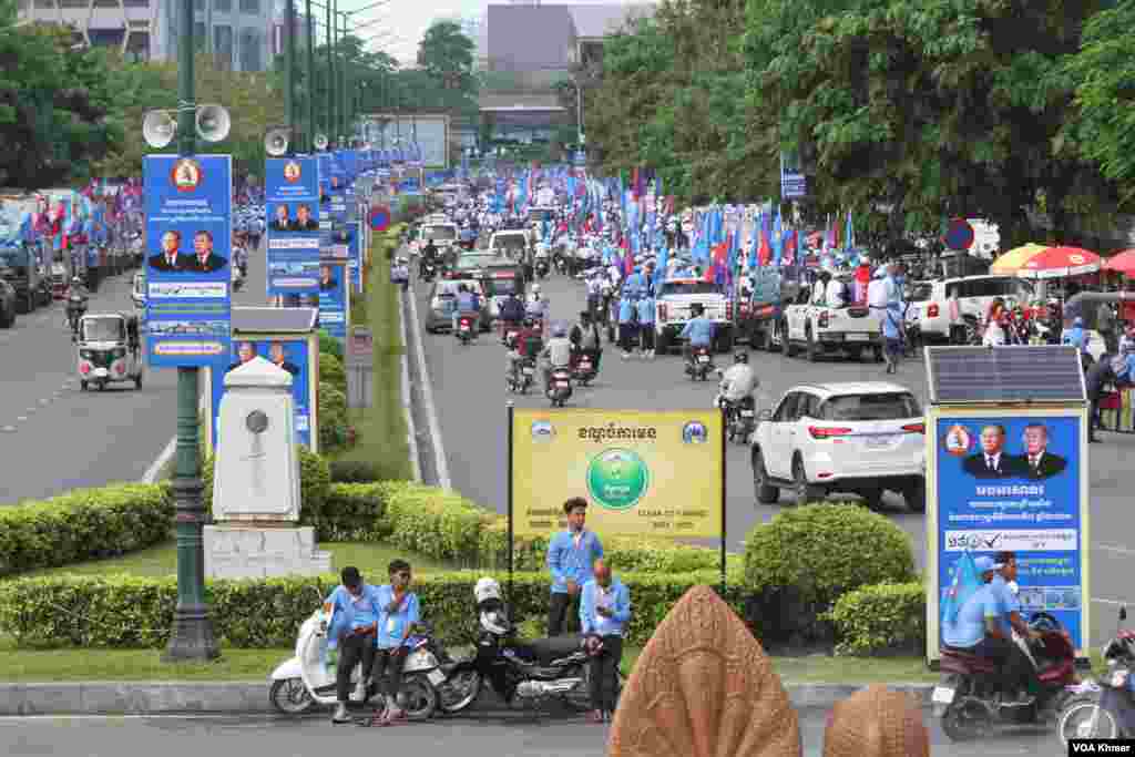 អ្នកគាំទ្រគណបក្សប្រជាជនកម្ពុជាជួបជុំគ្នា និងធ្វើក្បូនដង្ហែយុទ្ធនាការឃោសនាបោះឆ្តោតនៅរាជធានីភ្នំពេញ ថ្ងៃទី១ ខែកក្កដា ឆ្នាំ២០២៣ ដែលជាថ្ងៃដំបូងនៃយុទ្ធនាការឃោសនា។ (លាស់ លីបលីប/វីអូអេ)